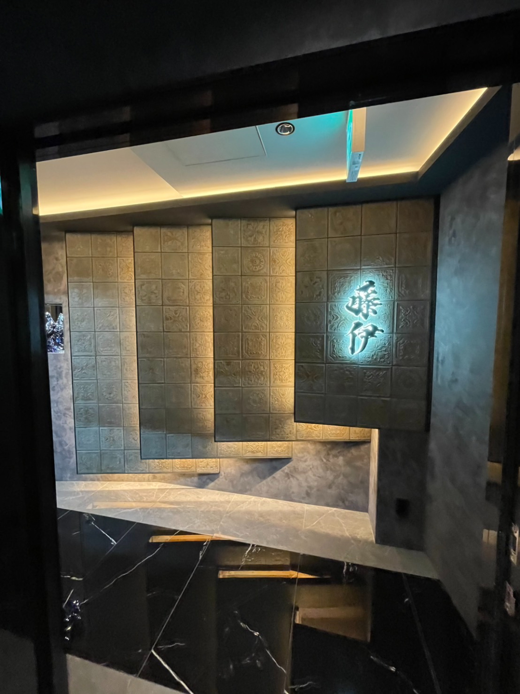 大阪 クラブ藤伊新装 設計・デザイン・施工実績記事の施工物件サムネイル写真